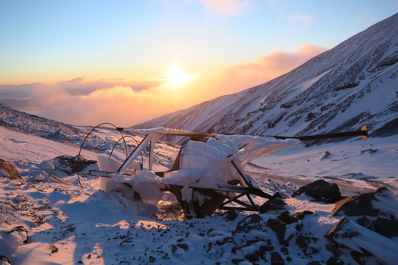 日本樱岛火山喷发，烟柱直冲云霄高达2700米