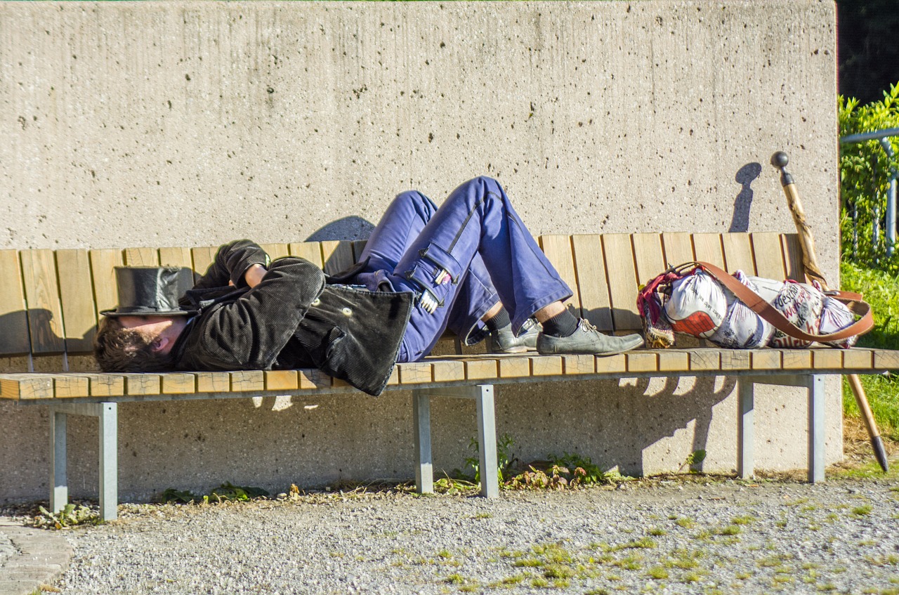 少年炫技不慎，载友兜风酿事故——一起交通事故引发的警示