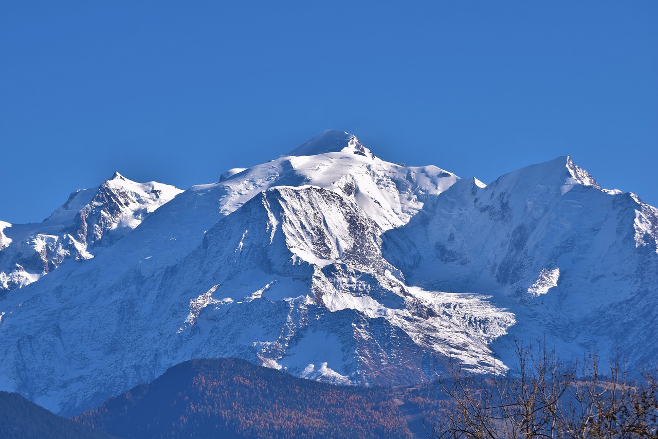 探秘盛夏长白山，揭秘8月雪景的独特魅力